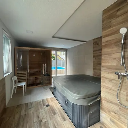 Eszter Apartman דירה