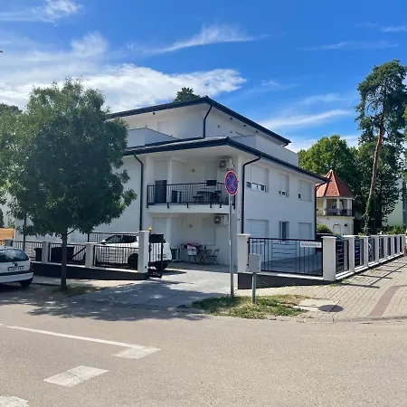 Eszter Apartman דירה שיופוק