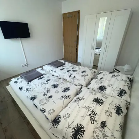 דירה Eszter Apartman *