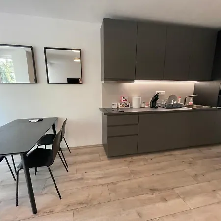 Eszter Apartman דירה *