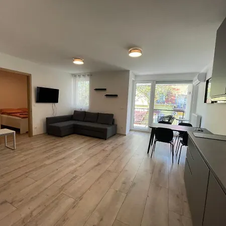 דירה Eszter Apartman שיופוק